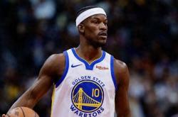 大(dà)笑，勇士队吉米·巴(bā)特勒的(de)新發(fā)型(xíng)让斯蒂芬·庫(kù)里捧腹