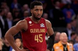 多诺萬(wàn)·米切尔被球(qiú)场冲进球(qiú)迷惊到