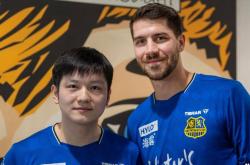 弗朗西斯卡鼓勵(lì)樊振东，共同(tóng)複(fù)盘比(bǐ)赛