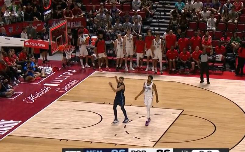 NBA惊艳隔扣！杨瀚森背靠背比赛首秀