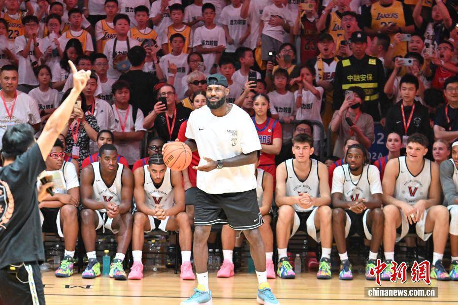 NBA球员勒布朗·詹姆斯到访四川成都