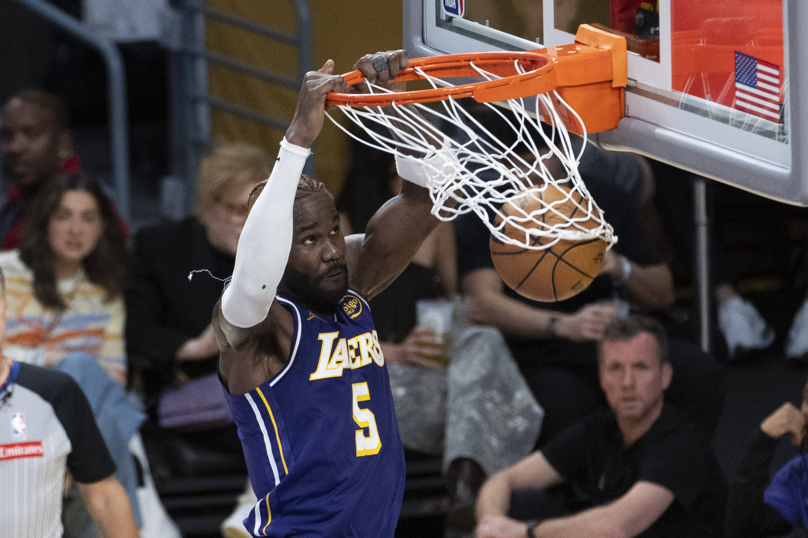 (体育)篮球——NBA常规赛:湖人胜马刺