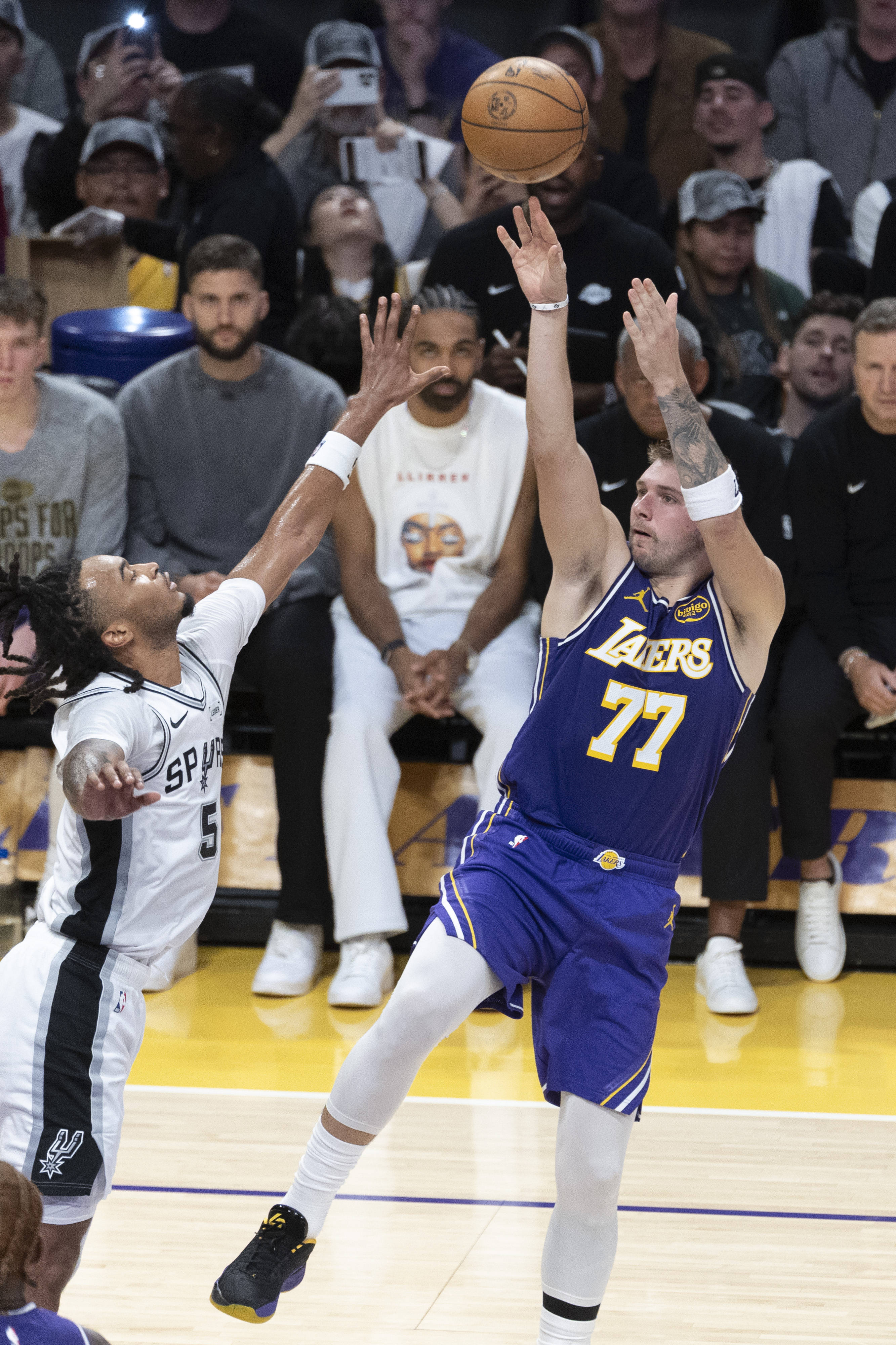 (体育)篮球——NBA常规赛:湖人胜马刺