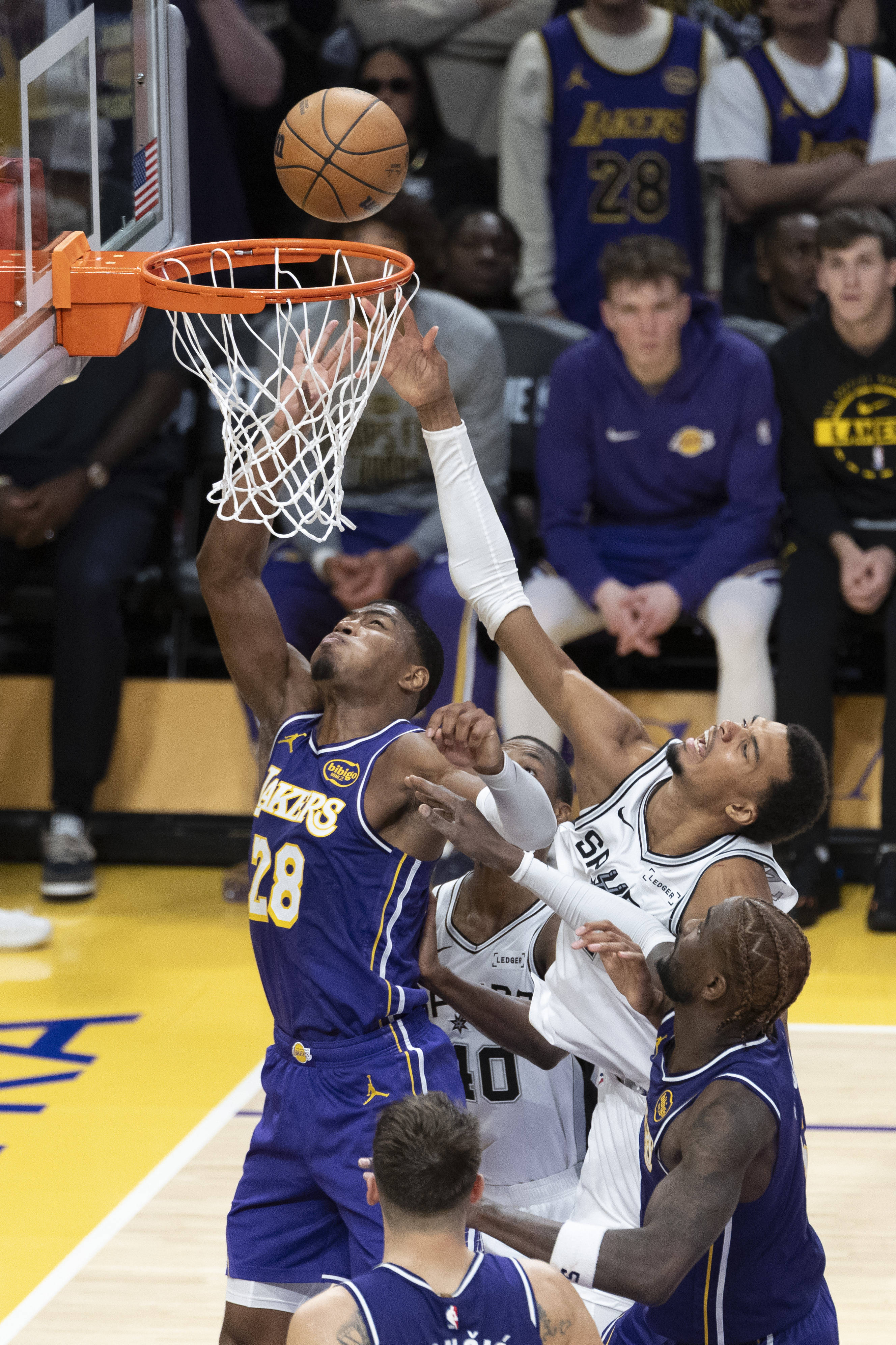 (体育)篮球——NBA常规赛:湖人胜马刺