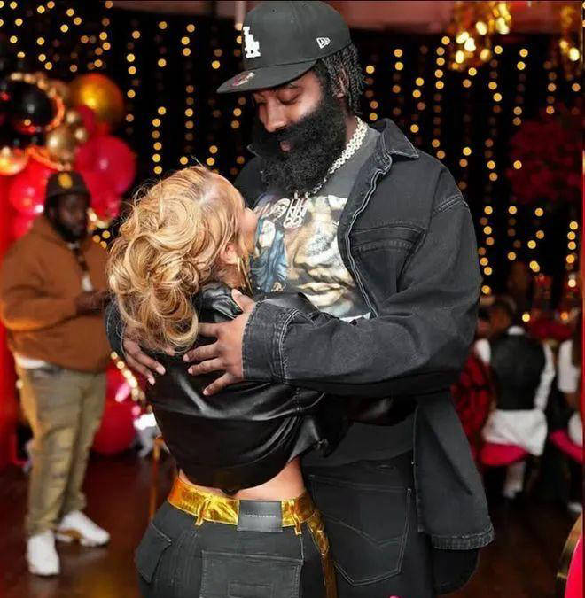 詹姆斯-哈登女友公开怀女孩，海报甜蜜大方