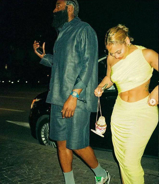 詹姆斯-哈登女友公开怀女孩，海报甜蜜大方