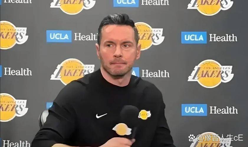 NBA季后赛激战正酣，防守策略成关键，团队协作定胜负