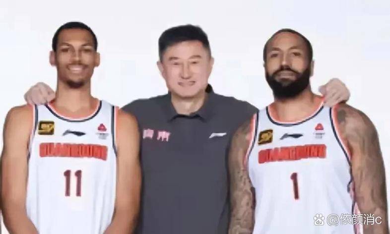 NBA季后赛激战正酣，防守策略成关键，团队协作定胜负